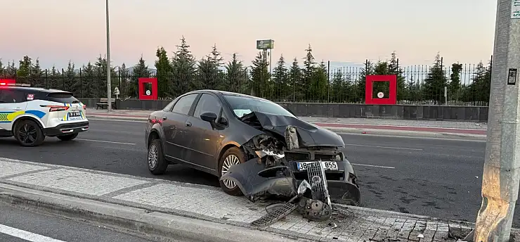 Kayseri'de kaza! Otomobil aydınlatma direğine çarptı