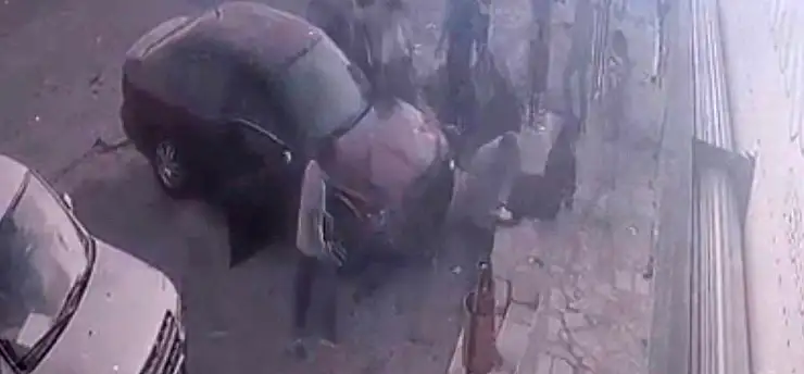 Kayseri'de sürücü vitesi karıştırdı! Kaldırımda oturan kişiye çarptı