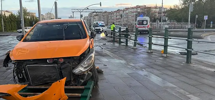 Kayseri'de taksi kazası: Kullanılamaz hale geldi!