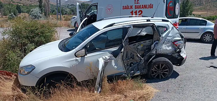 Kayseri'de tır ile otomobil çarpıştı: 2 yaralı