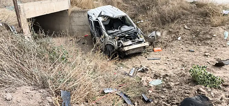 Kayseri'de trafik levhalarına çarpan araç dereye devrildi