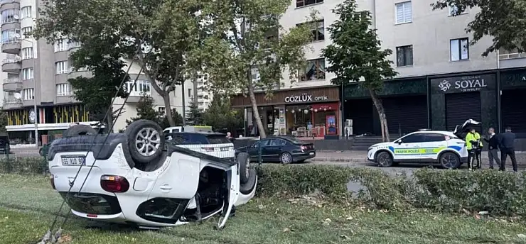 Kayseri'de tramvay yoluna araba uçtu!