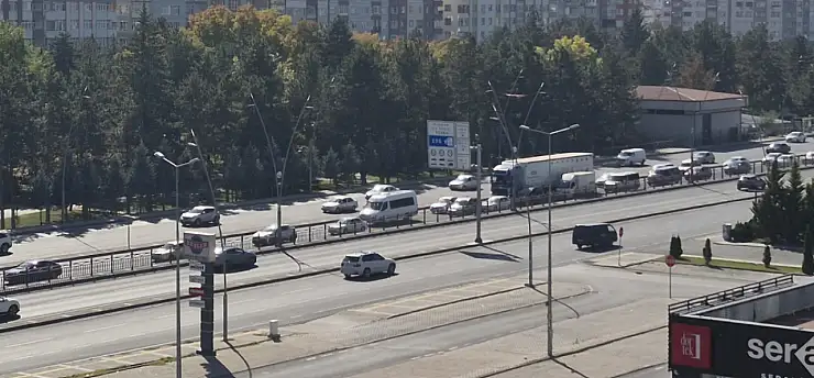 Kayseri'de uzun araç kuyruğunun sebebi belli oldu! Ekipler olay yerinde