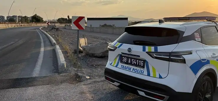 Kayseri'de virajı alamayan motosiklet yan yattı: 2 Yaralı