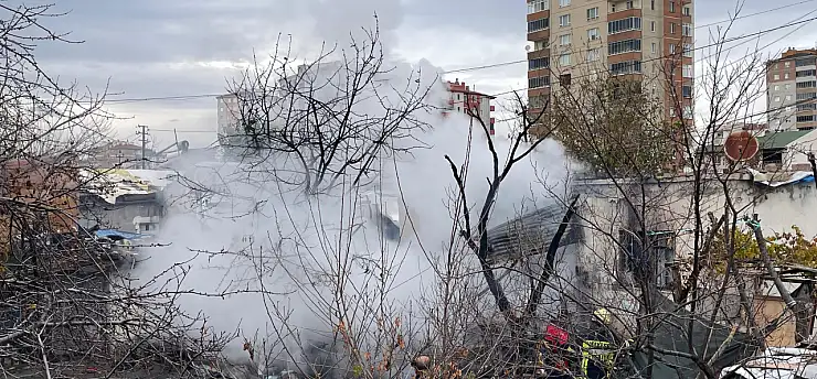 Kayseri'deki müstakil ev alev alev yandı