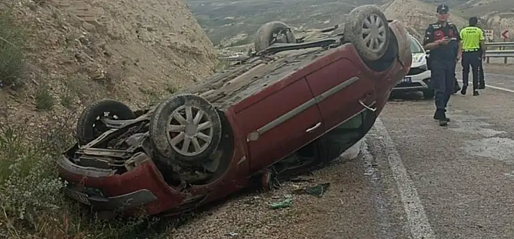 Kayseri istikametine giden otomobil takla attı: 3 yaralı