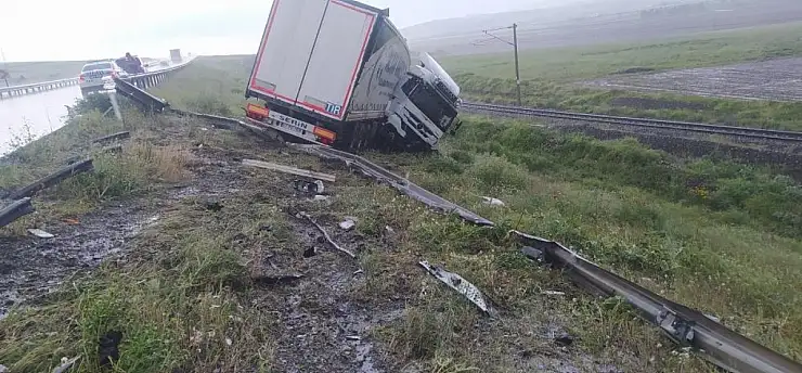 Kayseri karayolunda bariyerleri aşan tır şarampole uçtu