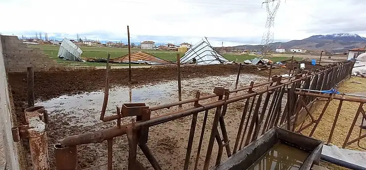 Kayseri'nin o ilçesinde ahırın çatısı uçtu!