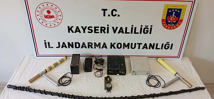 Kayseri'nin tarihi kalesinde defineciler suçüstü yakalandı