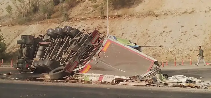 Kayseri-Sarız Karayolu'nda TIR kazası