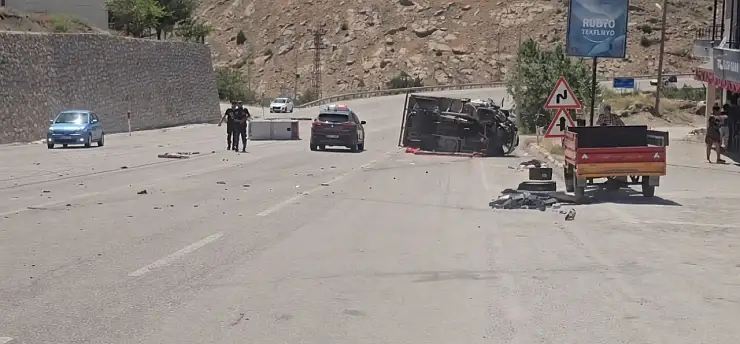 Kayseri yolunda kaza: İki pikap çarpıştı!
