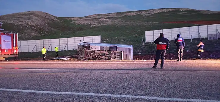 Kayseri yolunda kaza! Taraftarları taşıyan midibüs devrildi