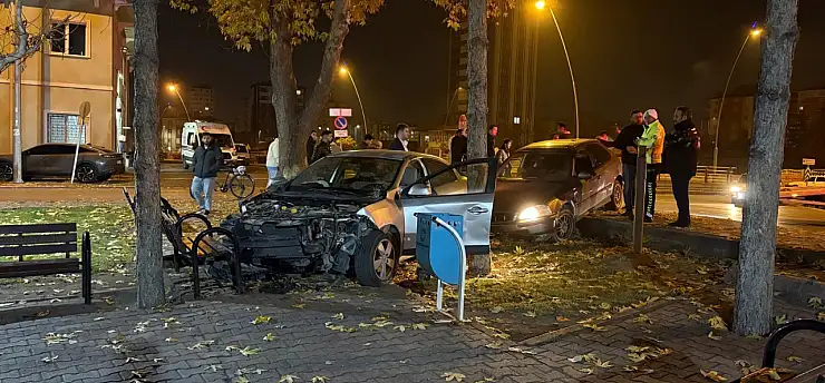 Kaza yapan araçlar cami bahçesine daldı