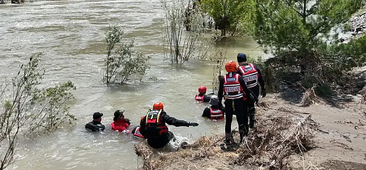 Kazadan sonra kaybolmuştu! Genç kızı arama çalışmaları sürüyor