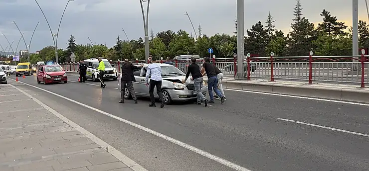 Kocasinan Bulvarı'nda zincirleme kaza: Yaralılar var