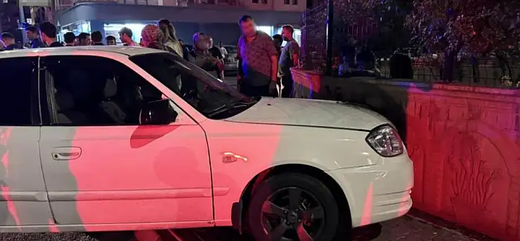 Kontrolden çıkan otomobil duvara vurarak durabildi