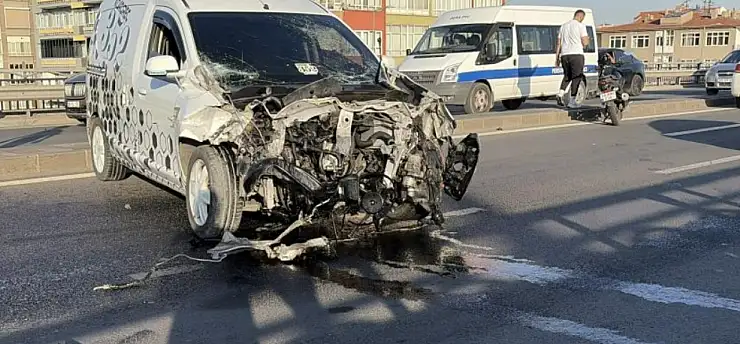 Kayseri'de hafif ticari araç bariyerlere ok gibi saplandı