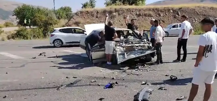 Malatya-Kayseri yolunda kaza: İki otomobil kafa kafaya çarpıştı!