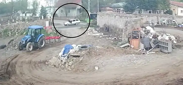 Hacılar'da otobüsten inip yola atlayan gence otomobil çarptı!