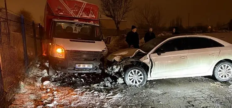 Kayseri'de araçlar kafa kafaya girdi: 3 kişi...