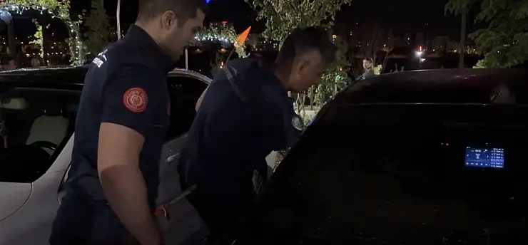 Otoparkta gergin anlar! 10 aylık bebek araçta mahsur kaldı