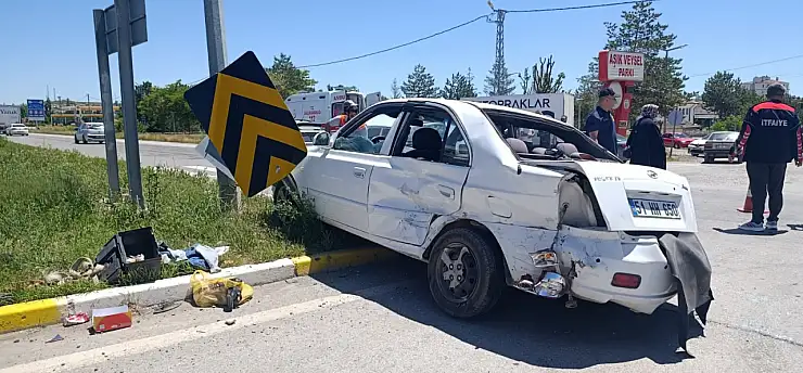 Sivas-Kayseri yolunda kaza: İki araç çarpıştı!