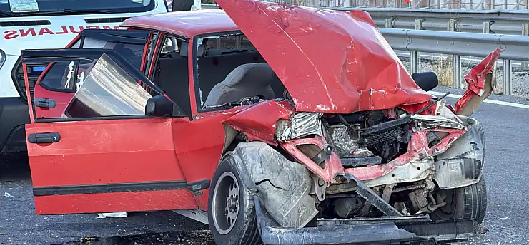 Sivas-Kayseri yolunda kaza! Otomobil tıra arkadan çarptı