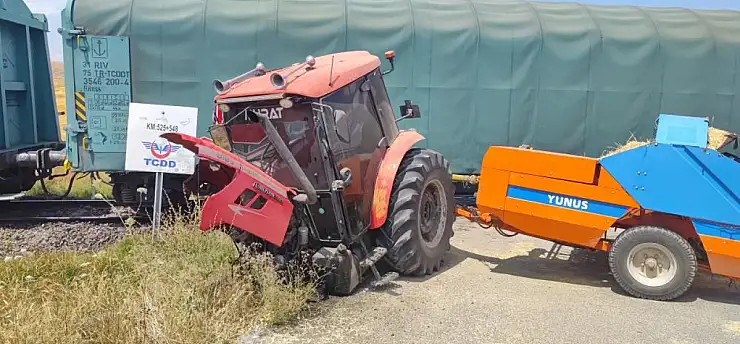 Kayseri'ye gelen yük treni ile traktör çarpıştı: 1 yaralı