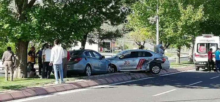 Sürücü adayının kullandığı araç ile otomobil çarpıştı