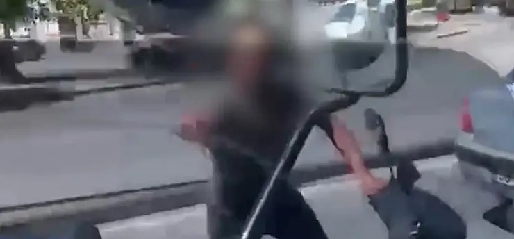 Alkollü sürücüye kaskını fırlattığına pişman ettirecek ceza!