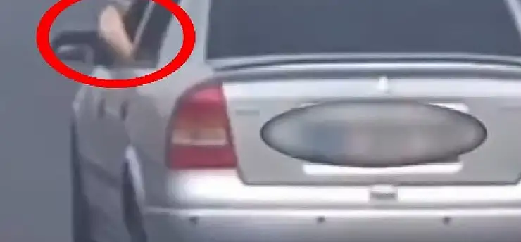 Trafikte pes dedirten görüntü: Ayağını camdan dışarı çıkararak araç sürdü!