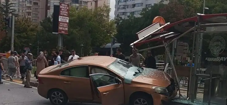 Tramvay beklerken ölümden döndüler