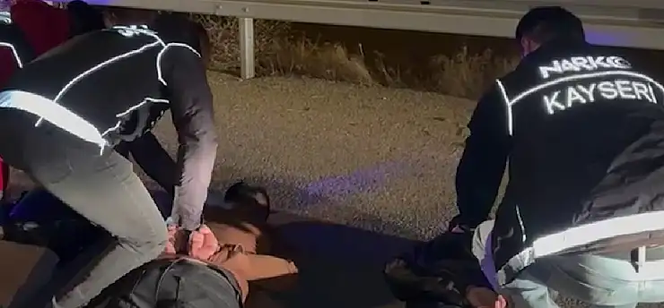 Uyuşturucu tacirleri kıskıvrak yakalandı
