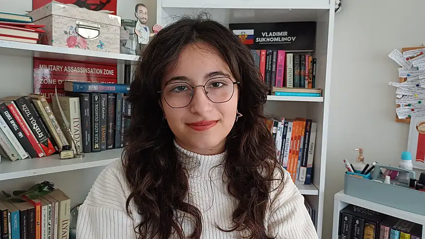 11 yaşında yazmaya başladı, 17'sinde ilk romanını tamamladı