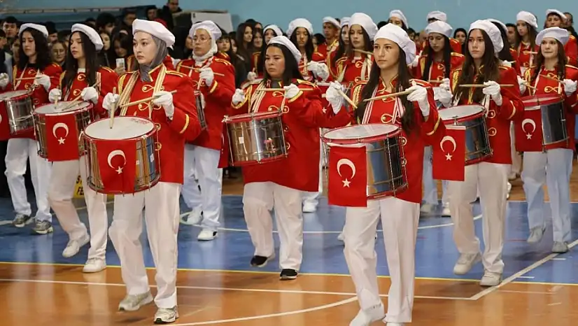 29 Ekim coşkusu öğrencilerin gösterileriyle renklendi