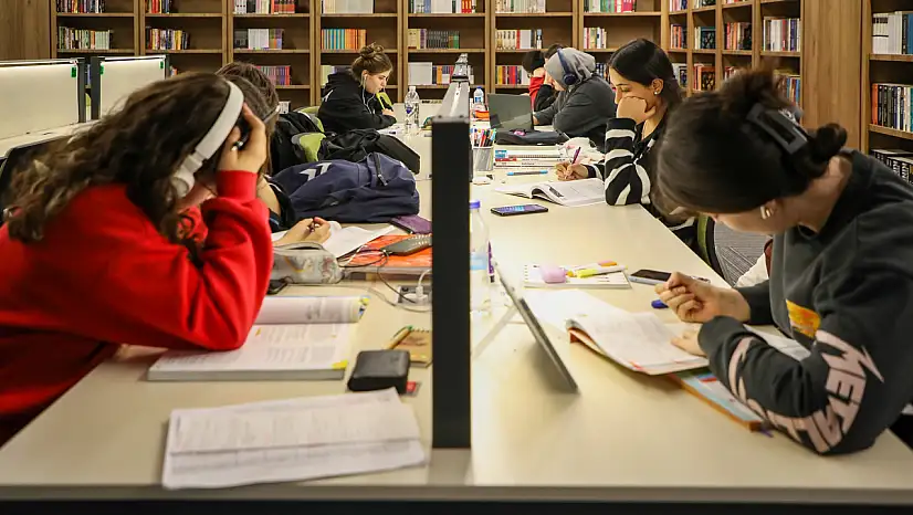 7/24 Kütüphane dolup taşıyor