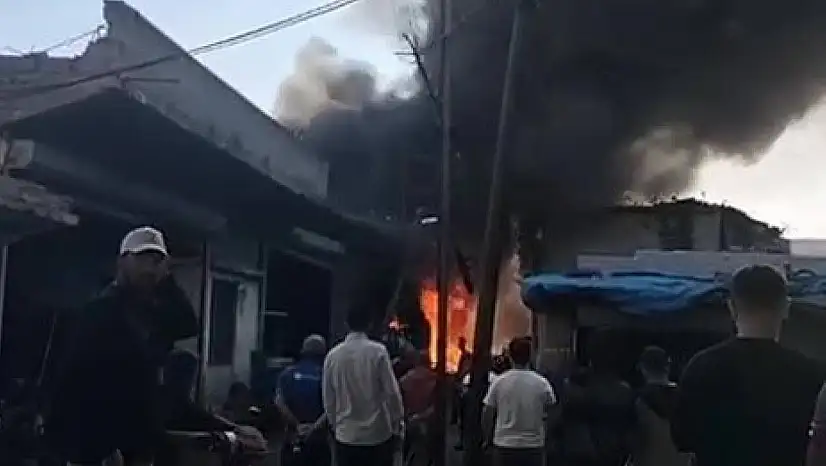 Hurdacı dükkanı alevlere teslim oldu