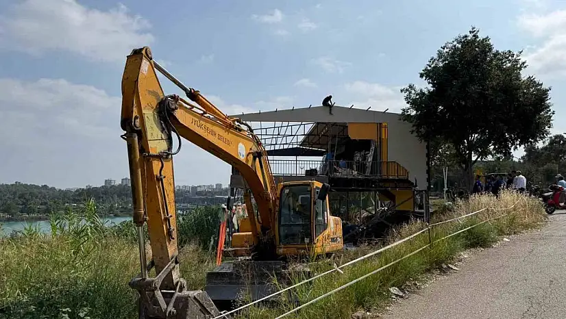 Adana'da yıkım gerginliği... İşletme sahibi çatıya çıktı