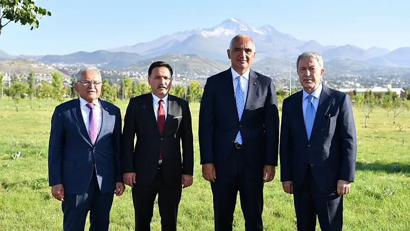 Bakan hatıra fotoğrafı çektirdi: Başkan paylaşırken bakın hangi ayrıntıya dikkat çekti!