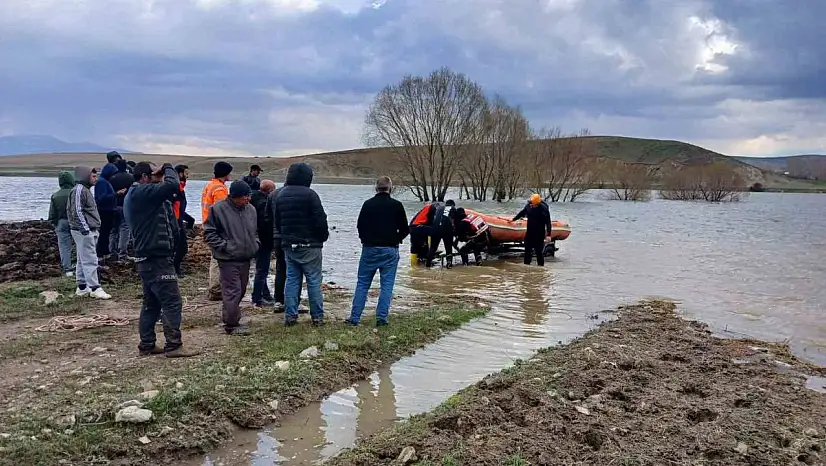 Sular yükseldi, inek mahsur kaldı