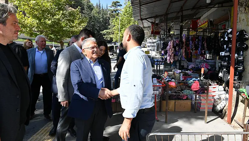 Başkan Büyükkılıç Gaziantep dönüşü Kahramanmaraş'ı ziyaret etti! Bakın nerelere gitti