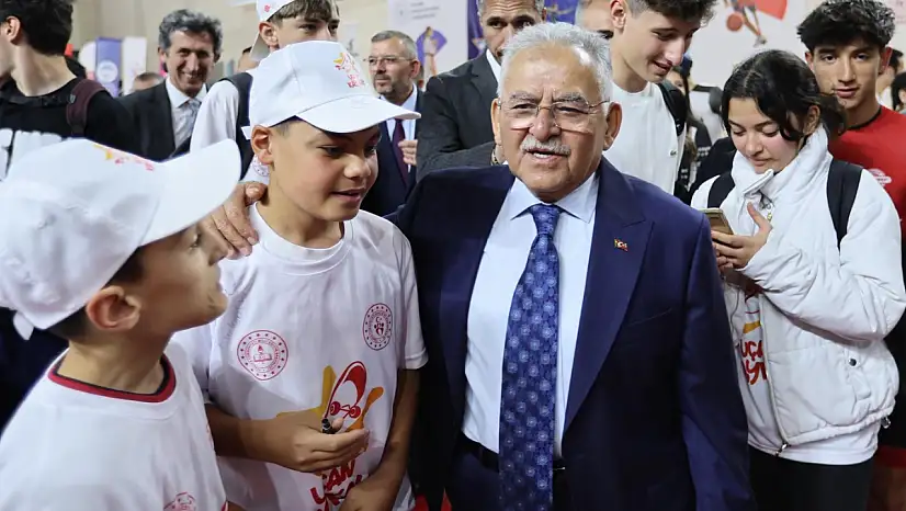 Başkan Büyükkılıç kaykaycı gençlerle bir araya geldi