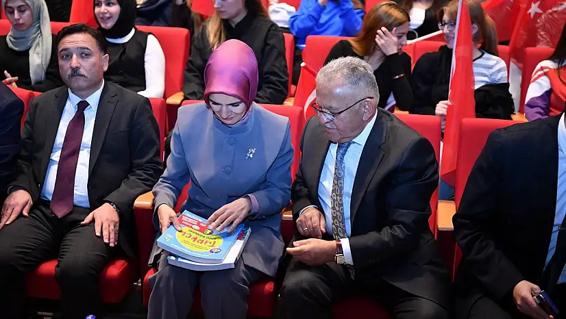 Başkan Büyükkılıç öğrencilere binlerce kaynak kitap dağıttı