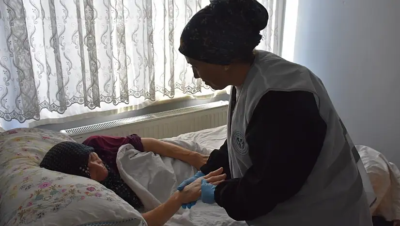 Yatağa bağımlı vatandaşlara şefkat eli