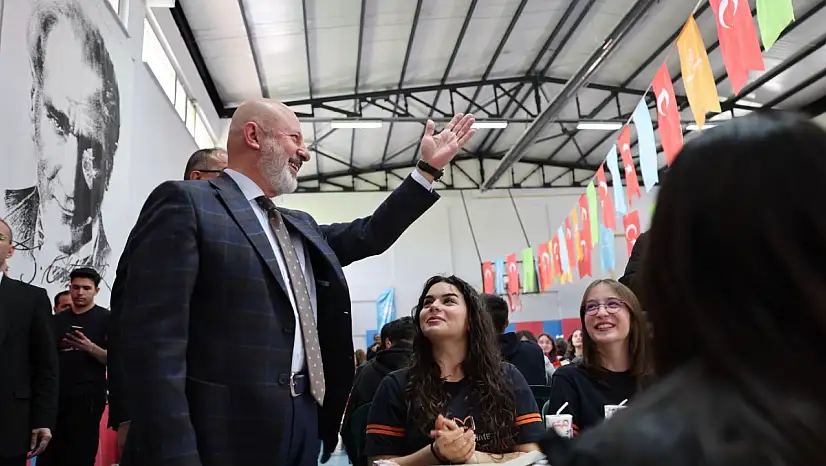 Başkan Çolakbayrakdar'dan liselilere ziyaret: Kocaburger ikramı!