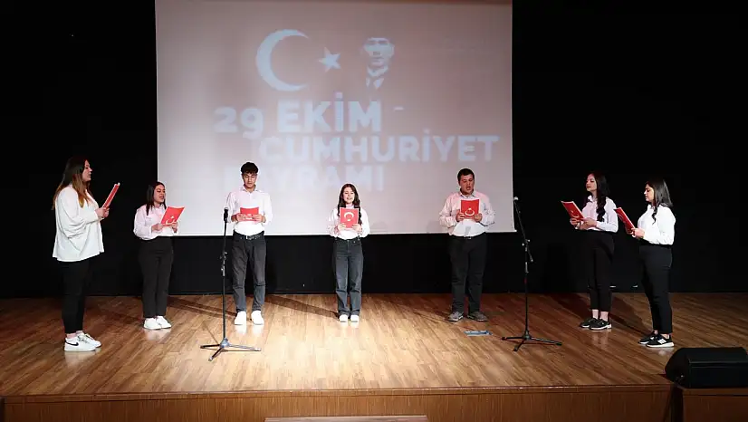 Hacılar'da öğrenciler şiir ve oratoryo ile 29 Ekim'i kutladı