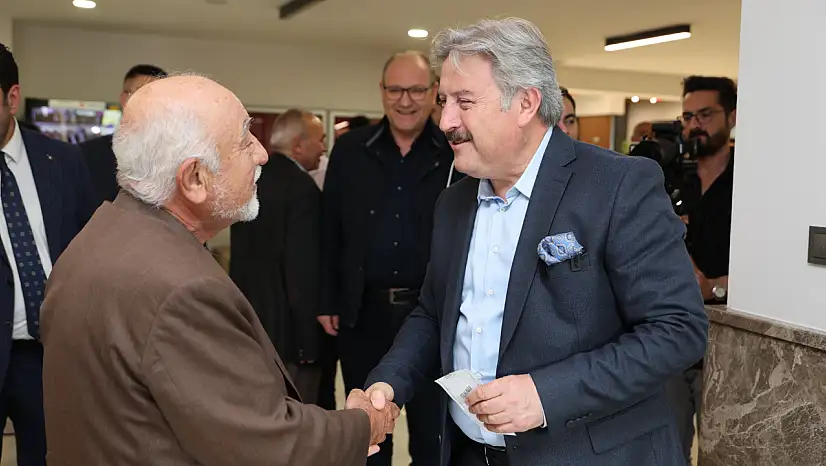 Başkan Palancıoğlu, vatandaşlarla sohbet ederek vergisini ödedi
