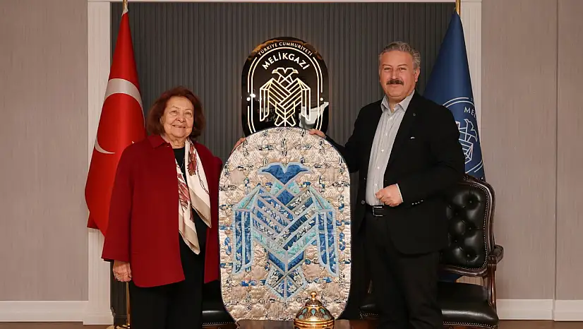 Başkana verilen hediye merak uyandırdı!