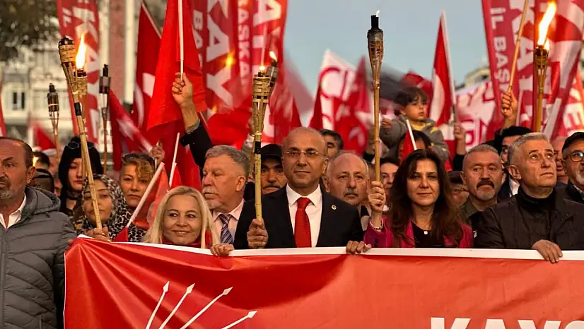 Binler, meşalelerle yürüdü!