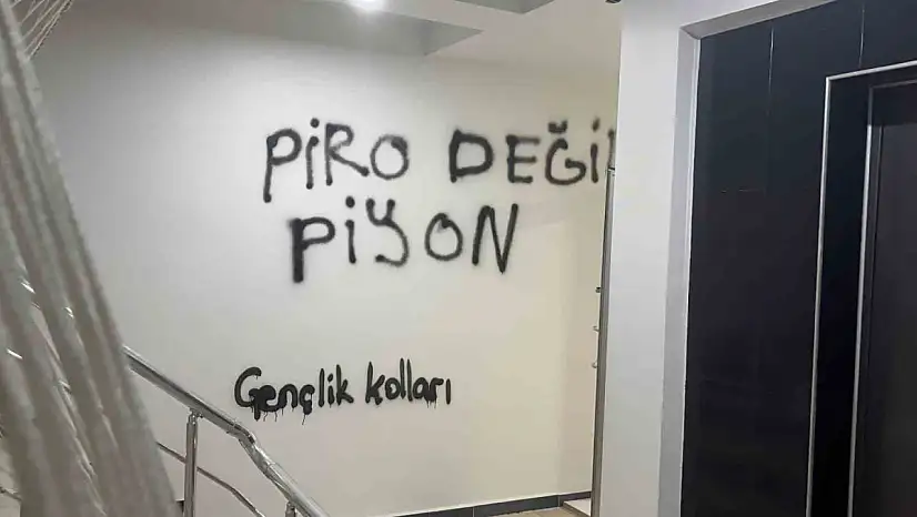 CHP il binası yazılar yazıldı: Piro değil Piyon